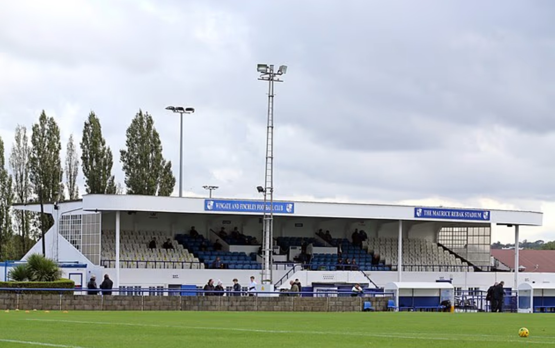 球界掀起强, 撞上场边的 球界掀起强, 撞上场边的