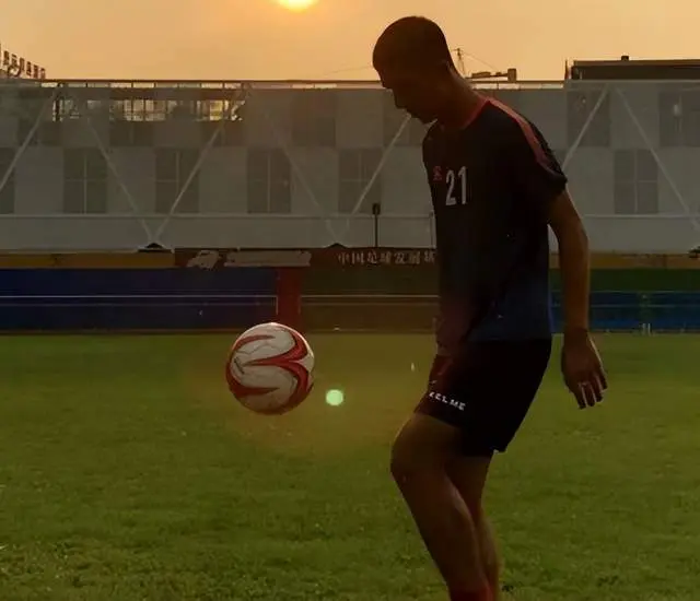 踢上职业足, 收入能拿到