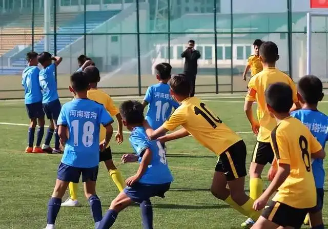 万至, 舞台, 的决定是因